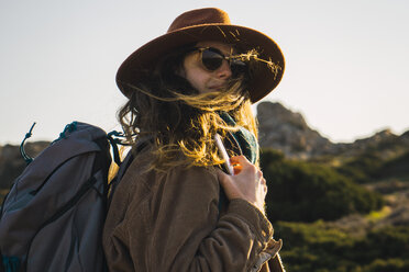 Italien, Sardinien, Porträt einer Frau auf einer Wandertour - KKAF00944