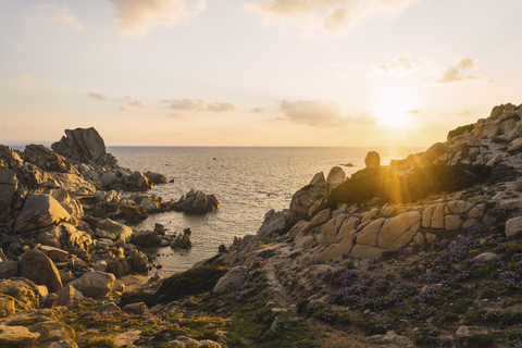 Italien, Sardinien, Sonnenuntergang an der Küste, lizenzfreies Stockfoto