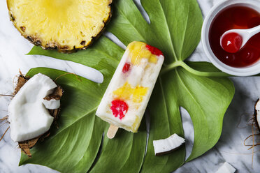 Pina Colada Eis am Stiel mit kandierten Kirschen und Ananas auf Blatt - RTBF01159