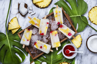Pina Colada-Eis am Stiel mit kandierten Kirschen und Ananas auf einem Blatt - RTBF01161
