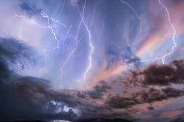 Niedrige Winkelansicht eines Blitzes in einem dramatischen Himmel - CAVF35543