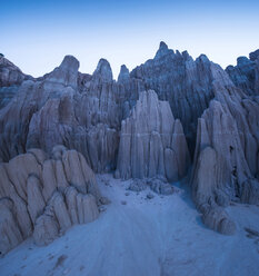 Cathedral Gorge State Park bei klarem Himmel in der Abenddämmerung - CAVF35552