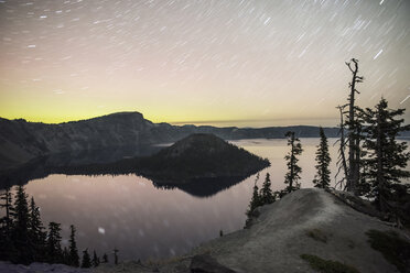Landschaftliche Ansicht des Sees gegen Sternspuren am Himmel bei Sonnenuntergang - CAVF35554