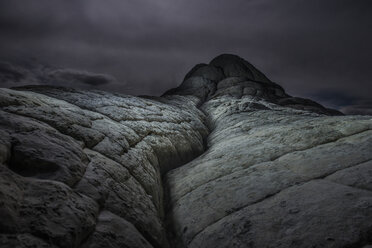 Niedriger Blickwinkel auf die Vermilion Cliffs vor bewölktem Himmel - CAVF35558