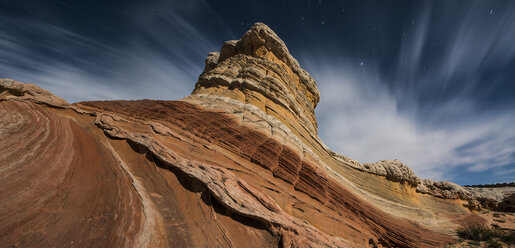 Niedriger Blickwinkel auf Felsformationen am Himmel von Arizona - CAVF35566