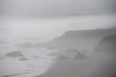 Blick auf den Pismo Beach bei nebligem Wetter - CAVF35568