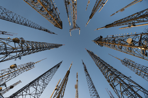 Niedriger Blickwinkel auf die Repeatertürme vor blauem Himmel, lizenzfreies Stockfoto