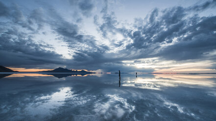 Silhouette Menschen stehen auf Bonneville Salt Flats gegen bewölkten Himmel - CAVF35578