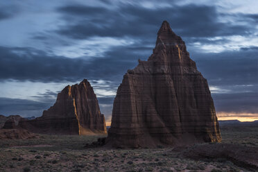 Felsformationen vor bewölktem Himmel im Capitol Reef National Park - CAVF35589