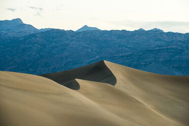 Sanddünen gegen Berg im Death Valley National Park gegen Himmel - CAVF35591