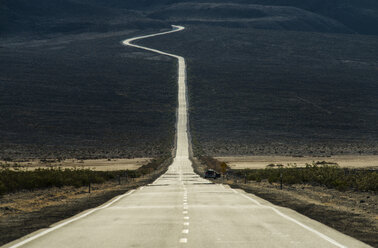 Straße inmitten der Landschaft im Death Valley National Park - CAVF35595