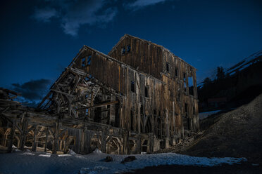 Verlassenes Holzhaus gegen den Himmel in der Abenddämmerung - CAVF35597