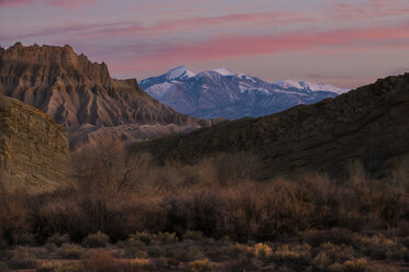 Blick auf den Capitol Reef National Park vor einem dramatischen Himmel bei Sonnenuntergang - CAVF35598