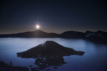 Landschaftliche Ansicht der Wizard-Insel im Kratersee gegen den Nachthimmel - CAVF35606