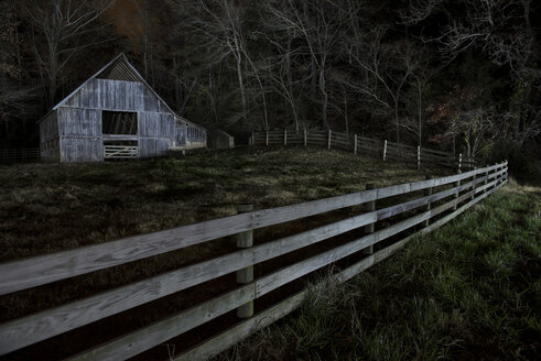 Alte Scheune auf einem Feld im Wald bei Nacht - CAVF35608
