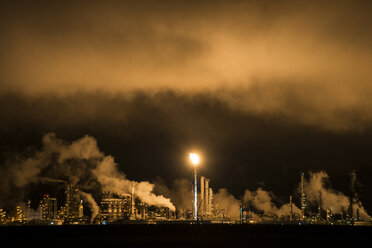 Rauch, der von einer Fabrik am nächtlichen Himmel aufsteigt - CAVF35613
