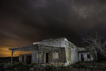 Verlassenes Haus gegen den Himmel bei Nacht - CAVF35618