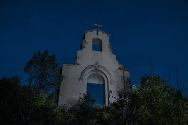 Niedriger Winkel Ansicht der alten verlassenen Kirche gegen den Himmel in der Nacht - CAVF35621