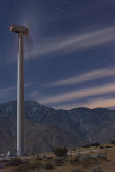 Windmühle auf einem Feld am Berg gegen den Himmel in der Abenddämmerung - CAVF35644