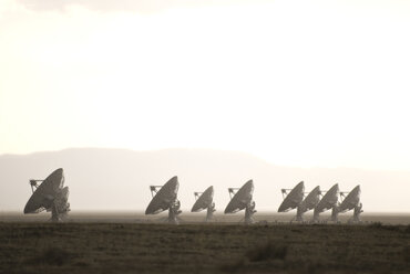 Satellitenschüssel auf dem Feld gegen den Himmel bei nebligem Wetter - CAVF35668