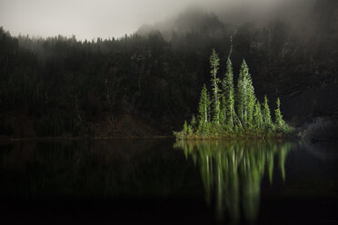 Blick auf die Bäume am See im Cascade National Park in der Abenddämmerung - CAVF35697