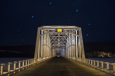 Ansicht der Alaska Highway Bridge gegen den Nachthimmel - CAVF35709