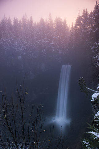 Hohe Winkel Ansicht von Brandywine Falls gegen Bäume während des Sonnenuntergangs, lizenzfreies Stockfoto