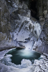 Ruhiger Blick auf den gefrorenen Wasserfall im Johnston Canyon - CAVF35729