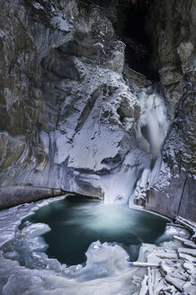 Ruhiger Blick auf den gefrorenen Wasserfall im Johnston Canyon - CAVF35729