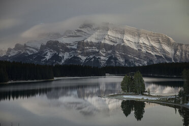 Blick auf den Two Jack Lake und die schneebedeckten Berge in der Abenddämmerung - CAVF35731