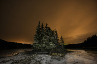 Ruhiger Blick auf Bäume am Two Jack Lake bei bewölktem Himmel in der Abenddämmerung - CAVF35732