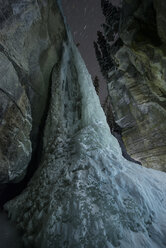 Niedriger Blickwinkel auf den gefrorenen Wasserfall im Maligne Canyon - CAVF35738