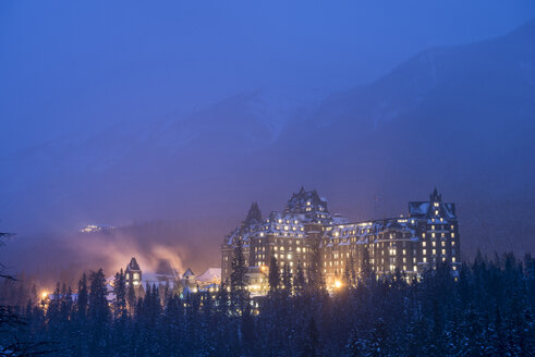 Blick auf das beleuchtete Banff Springs Hotel bei Nacht - CAVF35753