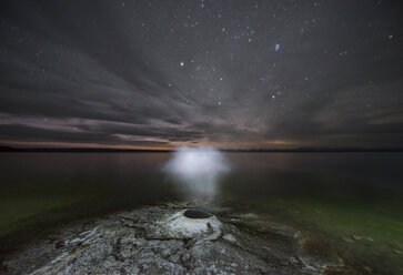 Hochformatige Ansicht der Grand Prismatic Spring im Yellowstone National Park bei Nacht - CAVF35754