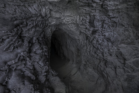 Ruhiger Blick auf die Höhle am Icefields Parkway - CAVF35758