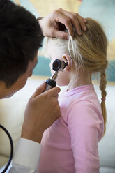Arzt untersucht das Ohr eines Mädchens - CAVF35834
