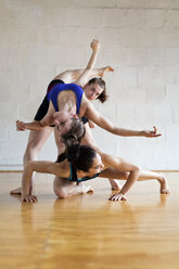 Balletttänzerinnen tanzen im Studio gegen die Wand - CAVF35880