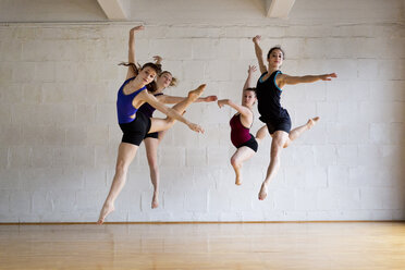 Ballett-Tänzer in voller Länge im Studio - CAVF35882