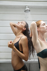 Frauen im Bikini unter der Dusche - CAVF36030
