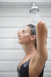 Seitenansicht einer duschenden Frau - CAVF36031