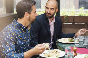 Mid adult Geschäftsleute diskutieren beim Mittagessen im Büro Hof - MASF02243