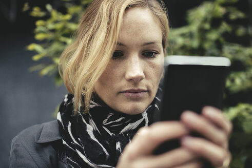 Mittlere erwachsene Geschäftsfrau benutzt Smartphone im Freien - MASF02265