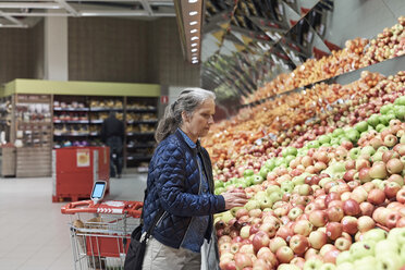 Ältere Frau kauft Äpfel im Supermarkt - MASF02306