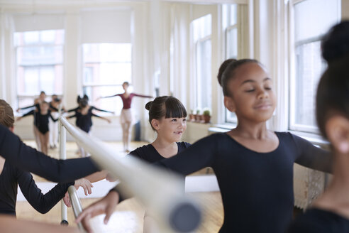 Ballerinas beim Üben im Studio - CAVF36102