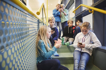 Schüler der Sekundarstufe nutzen Smartphones in der Schule - MASF02339