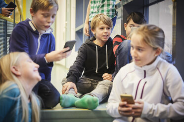 Gymnasiasten mit Mobiltelefonen in der Schule - MASF02340