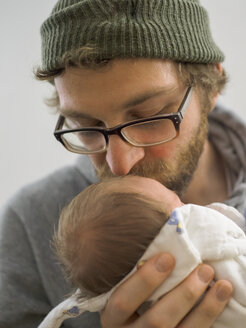 Father kissing his newborn girl - LAF01990