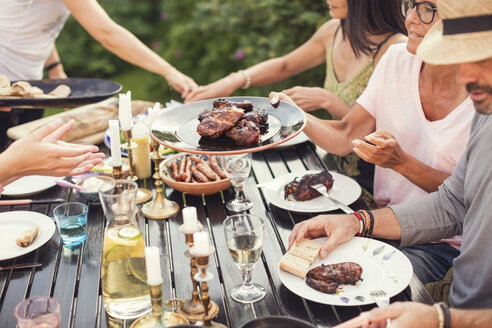 Hohe Winkel Ansicht der Menschen genießen das Mittagessen im Garten Partei im Hinterhof - MASF02374