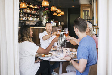 Glückliche Freunde stoßen in einem Restaurant an - MASF02397