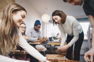 Glückliche junge Freunde essen Pizza im Studentenwohnheim - MASF02412